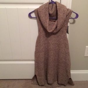 Buckle sleeveless sweater